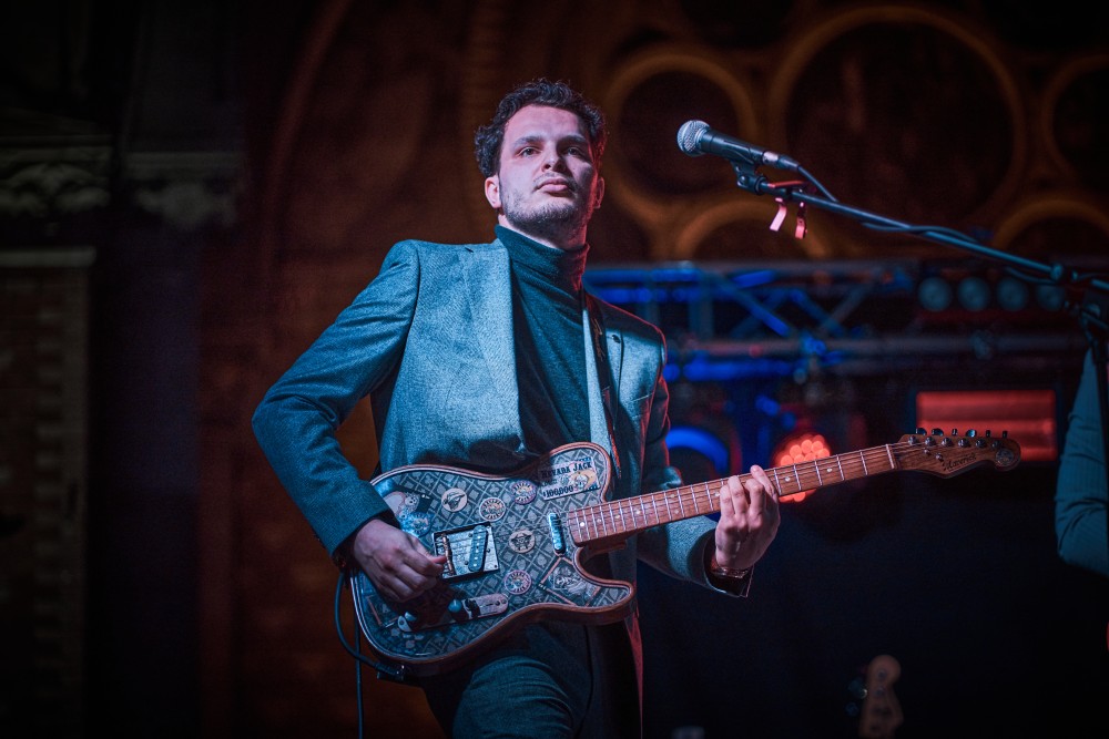 Ward gitaar aan het spelen op het podium